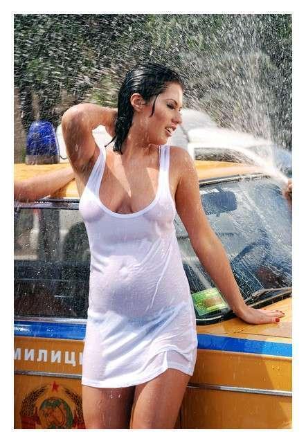 Мокренькая брюнетка