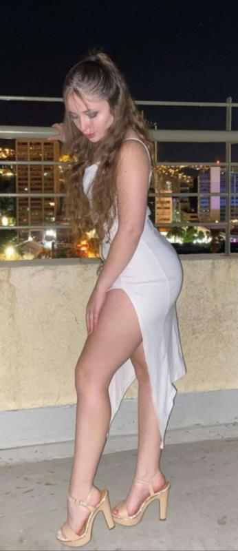 miren ese cuerpecito con el que salio es bajita de 1.50 pero con un culo enorme y redondo, cintura pequeña y tiene los piecitos y su pezones rosaditos...