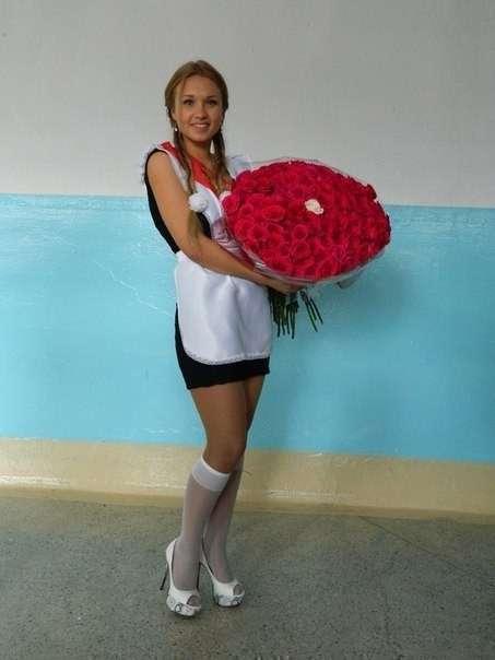Школьница с огромным букетом