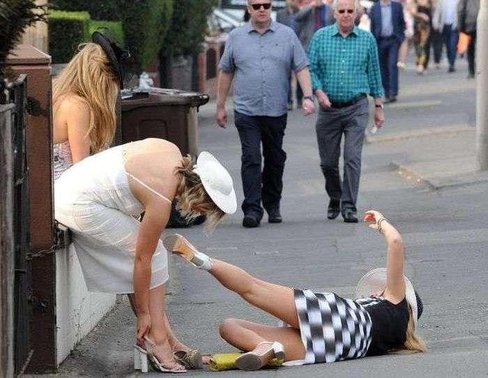 Упала дама, упала на пол