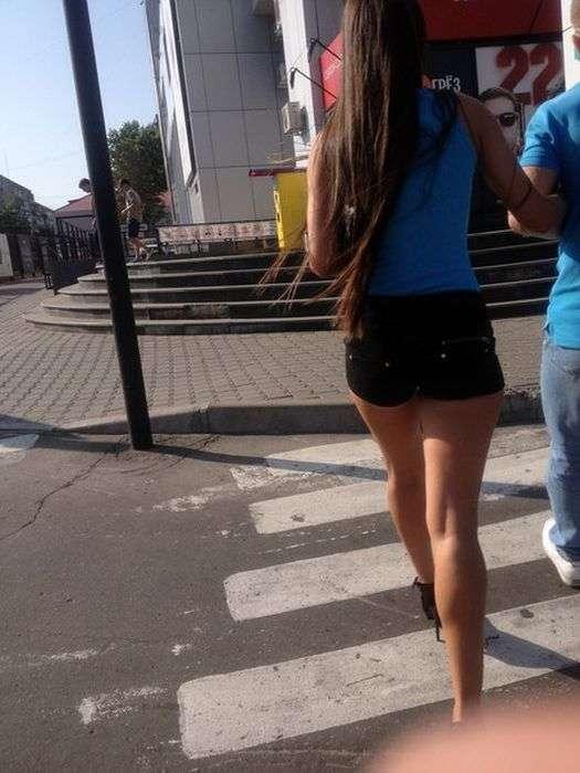 В шортах и на каблучках