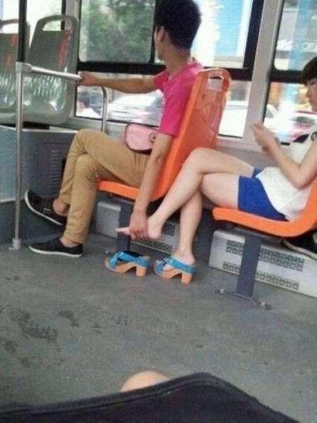 Держаться за руки? Вчерашний день!