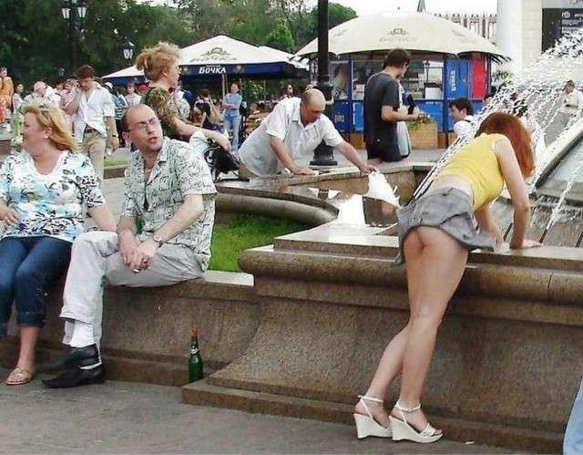 У фонтана