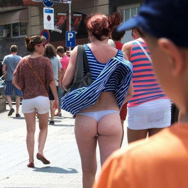 А подружка-то в узкой юбке