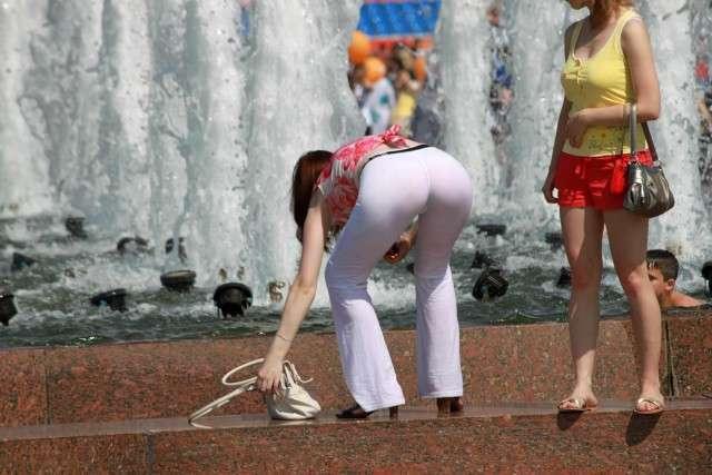 У фонтана