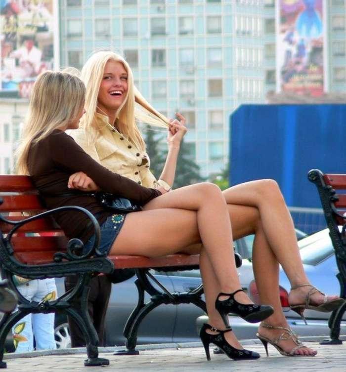 Девушки сидят на скамейке