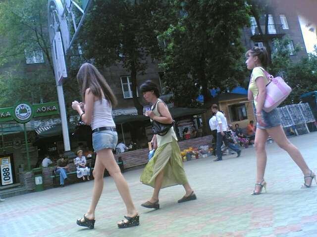 Девушки в джинсовых мини