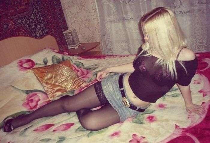 Красотка на постеле