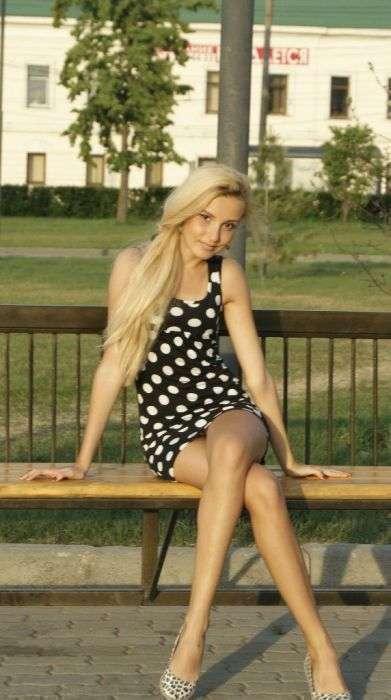 Черное платье в белый горох