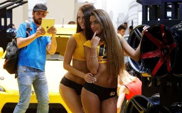 Девушки на автошоу