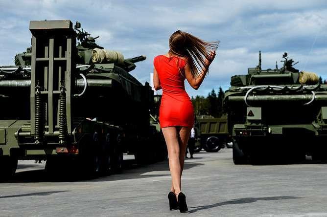 Девушка и военная техника