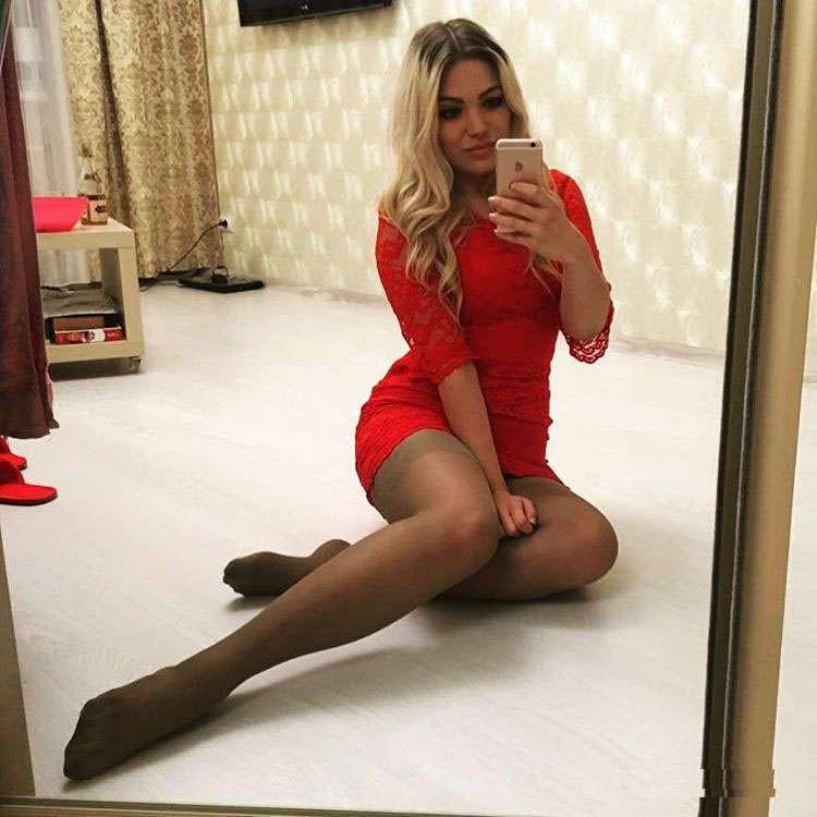 Девушка в красном на полу