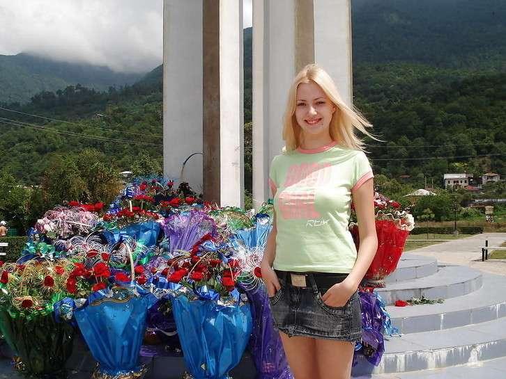 У памятника